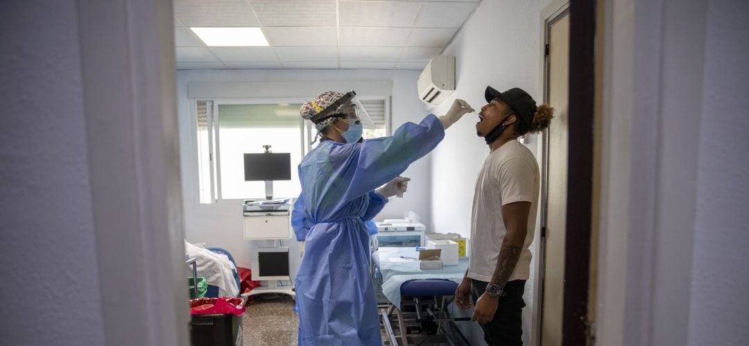 Un sanitario toma una muestra para realizar una prueba PCR en un centro de salud de Madrid.