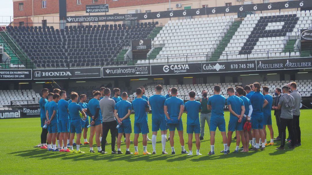 El presidente Vicente Montesinos se reúne con la plantilla en el último entrenamiento