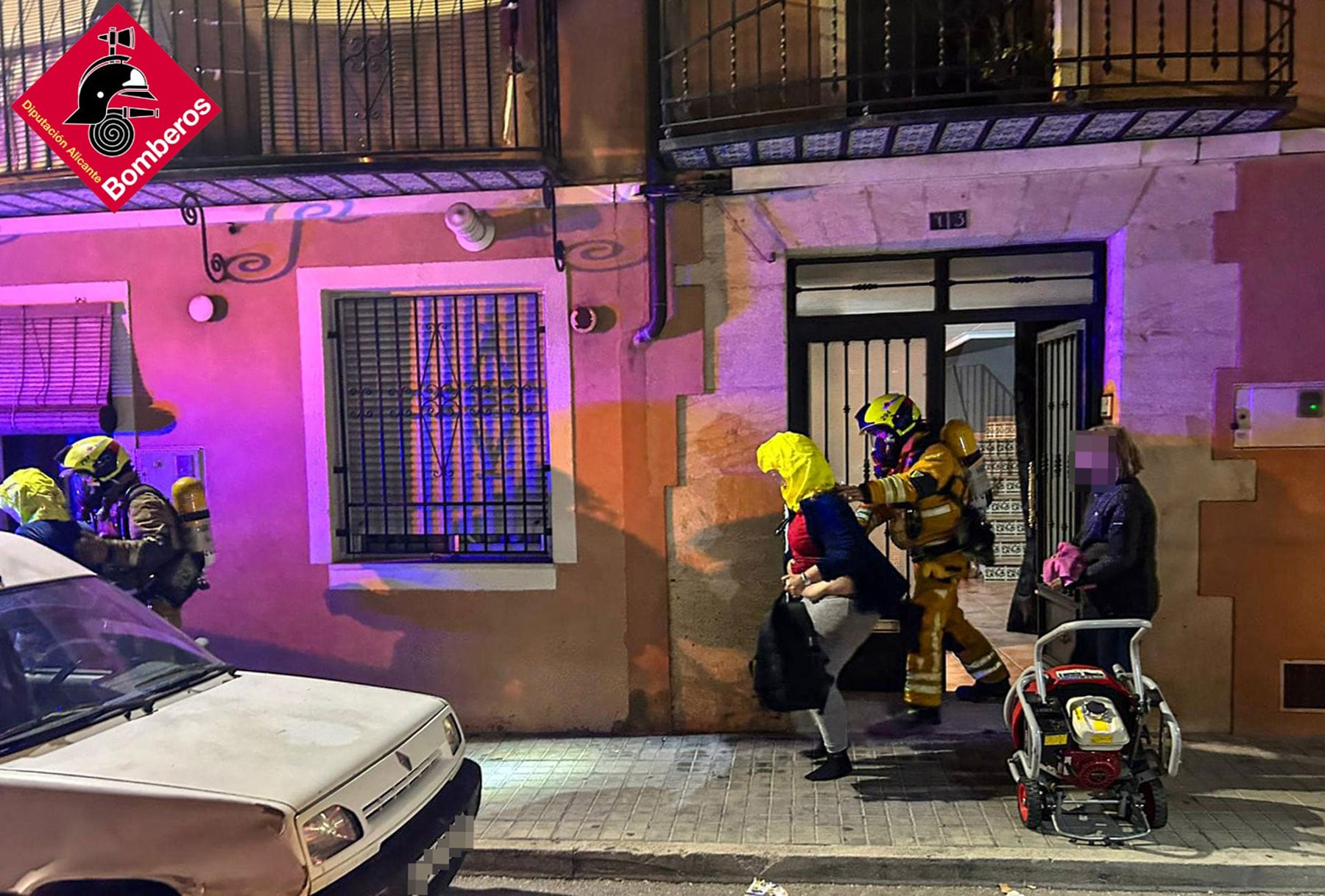 Imagen de vecinos evacuados en el incendio que ha tenido lugar en Cocentaina