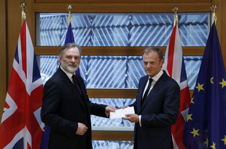 Tim Barrow, embajador permanente del Reino Unido en la UE, entrega la carta de Theresa May al presidente del Consejo Europeo, Donald Tusk.