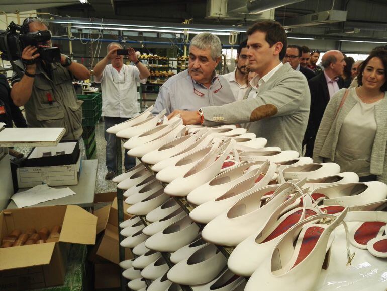 Albert Rivera en la empresa de calzado que ha visitado hoy