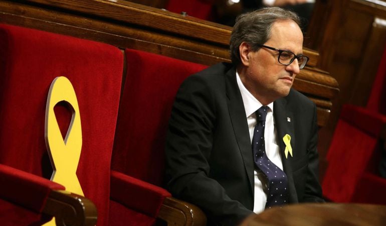 El presidente de la Generalitat, Quim Torra, puso un lazo amarillo en el escaño adyacente tras reinciarse el pleno del Parlament.