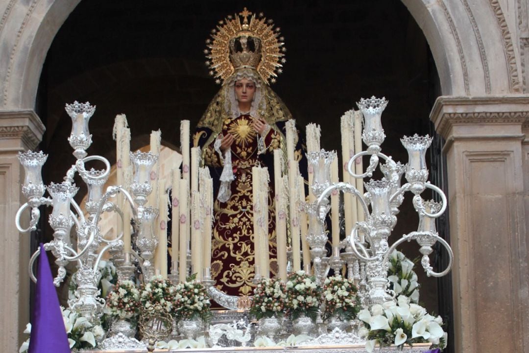 La Sant&iacute;sima Virgen de los Dolores a su salida por la puerta de la Consolada el Viernes Santo