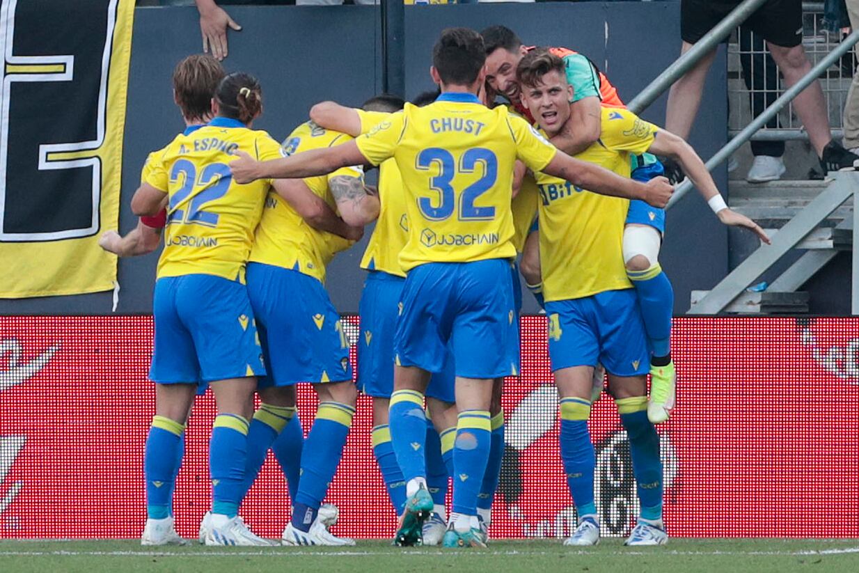 CÁDIZ, 07/05/2022.- Los jugadores del Cádiz CF celebran el gol de Álvaro Negredo, primero del equipo andaluz ante el Elche, durante el partido de la jornada 35 de Liga en Primera División que enfrenta al Cádiz CF y el Elche CF en el Estadio Nuevo Mirandilla, en Cádiz. EFE/Román Ríos.
