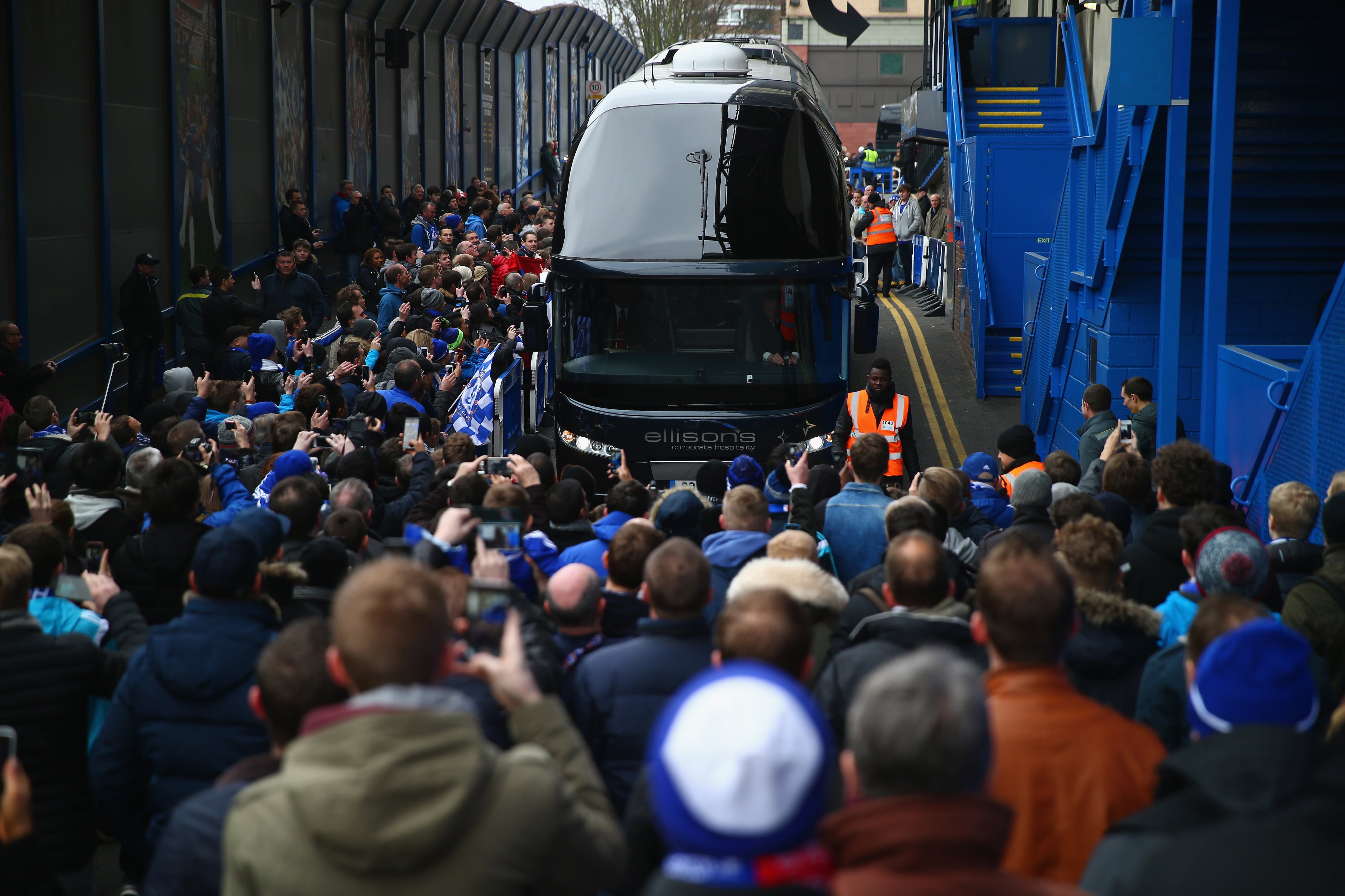 Aficionados del Chelsea reciben a los jugadores antes de un partido