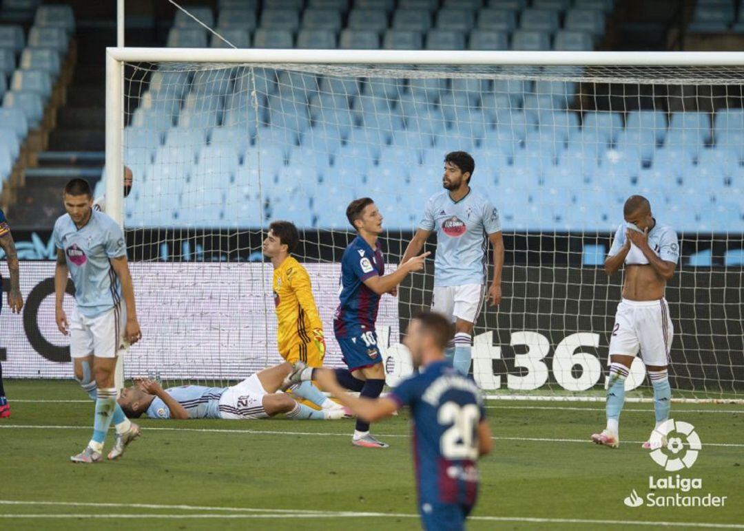 Lamentos de los jugadores del Celta tras encajar el primer gol ante el Levante.