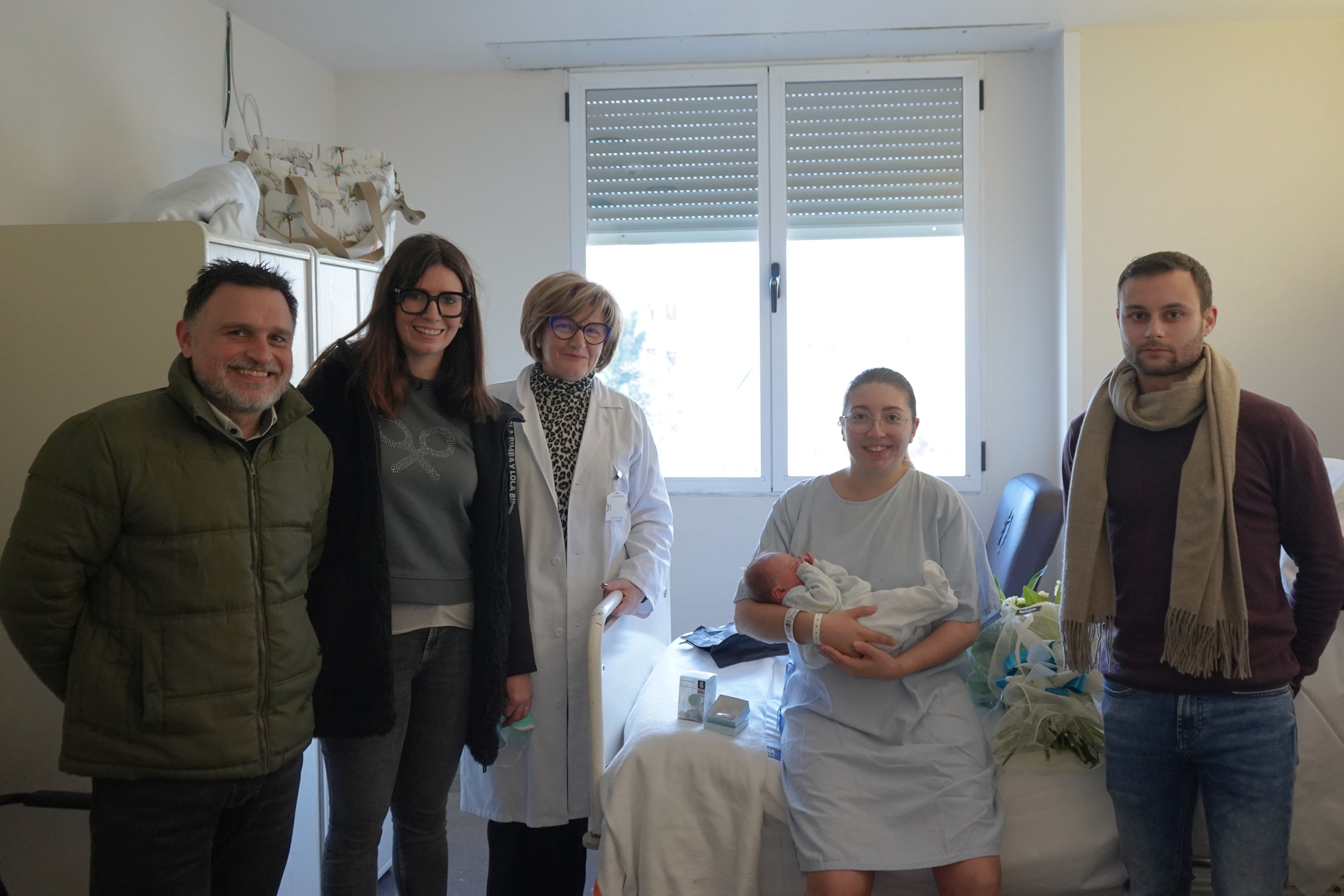 Una imatge de la visita dels regidors i la directora del centre sanitari als pares i el xiquet.