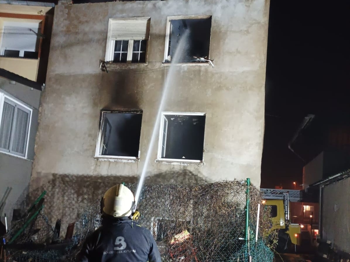 Los bomberos han trabajado toda la madrugada hasta dar por controlado el fuego.