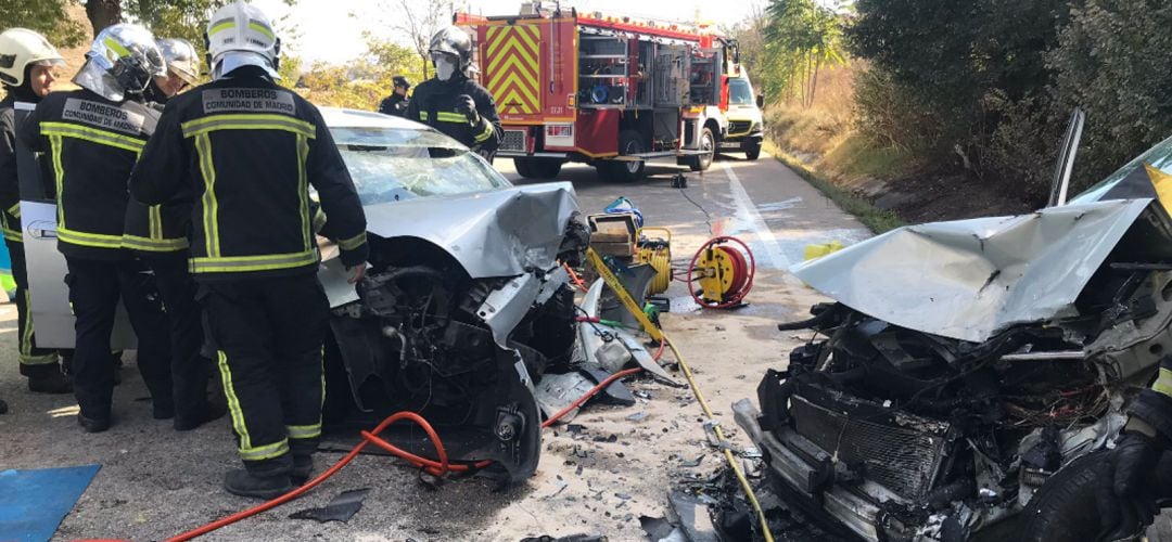 El choque ha dejado completamente siniestrados ambos vehículos