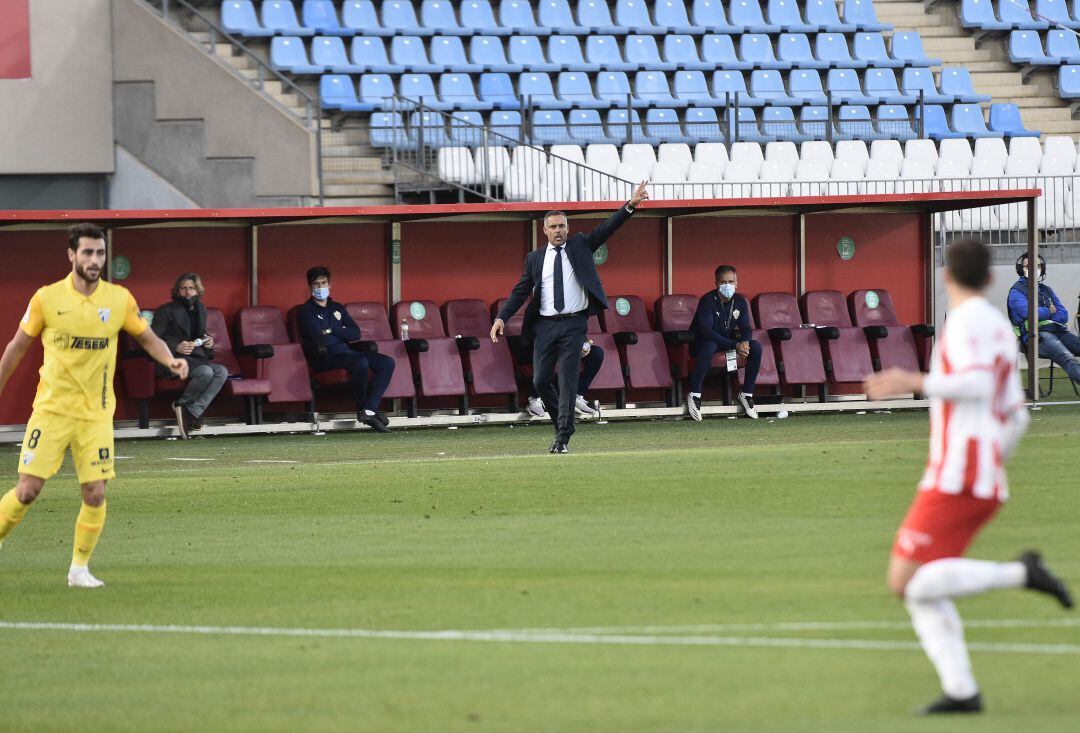 José Gomes ordenando al equipo frente al Málaga.