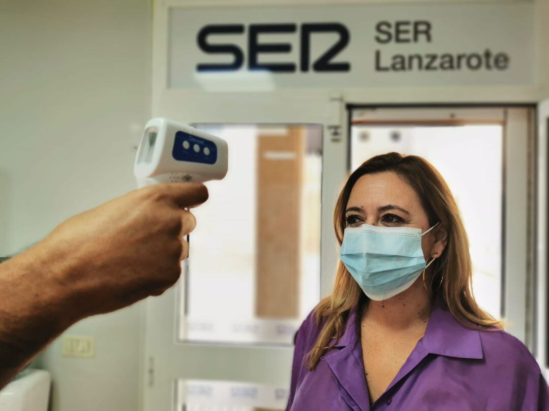 La presidenta del Cabildo durante la toma de temperatura previamente a la entrevista en los estudios de la Cadena SER