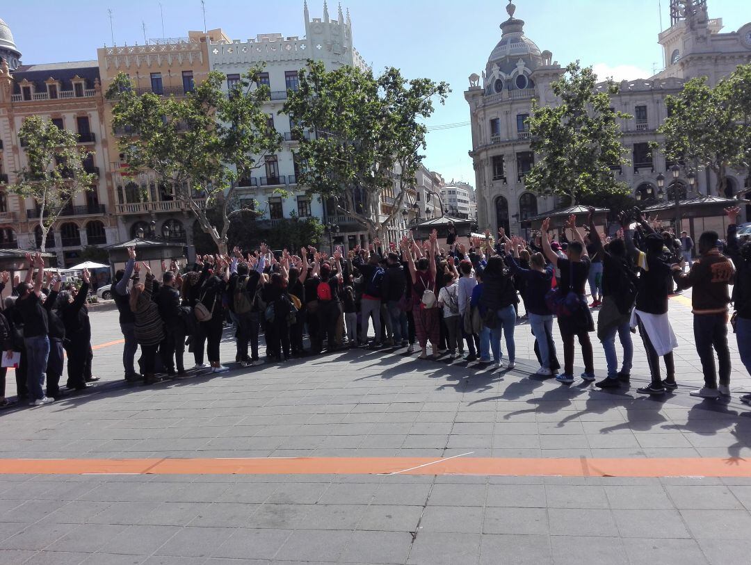 Campaña para marcar la X Solidaria en la declaración de la renta. Plaza del Ayuntamiento