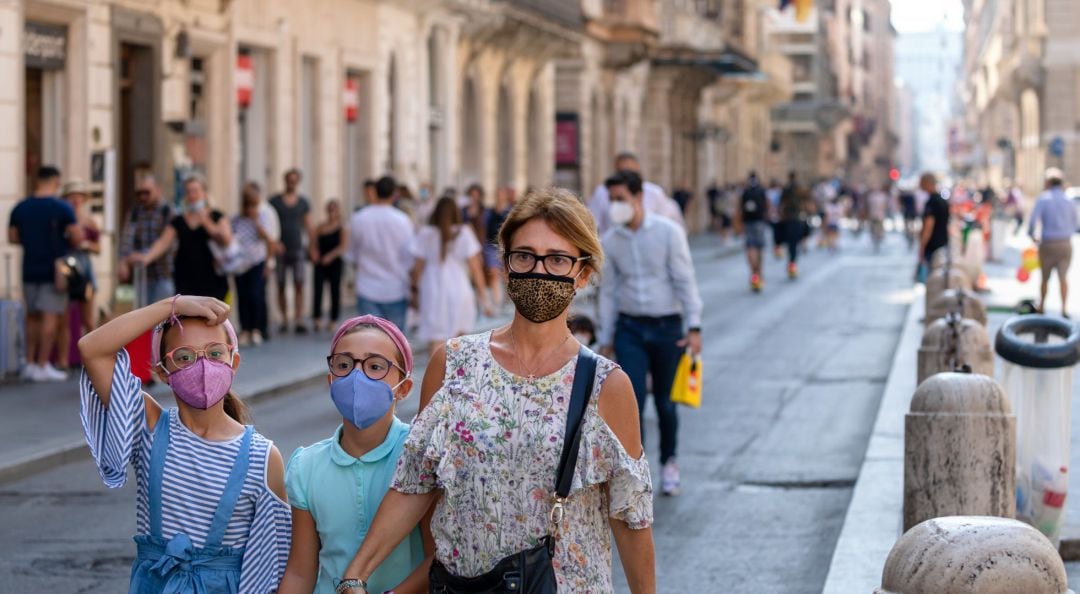 Una familia pasea con mascarilla por Roma (Archivo).