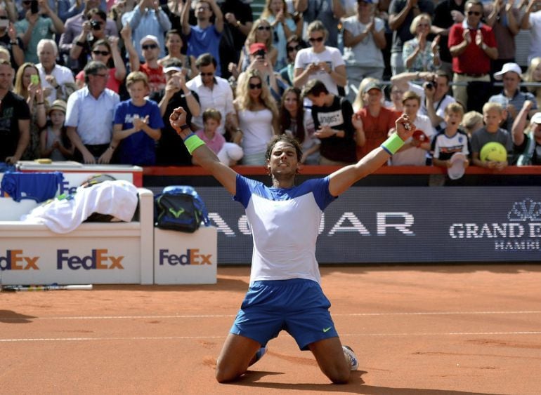 -FOTODELDIA- DAN001 HAMBURGO (ALEMANIA) 02/08/2015.- El tenista español Rafa Nadal celebra su victoria en la final del torneo de Hamburgo contra el italiano Fabio Fognini en Hamburgo (Alemania) hoy, domingo 2 de agosto de 2015. EFE/Daniel Reinhardt