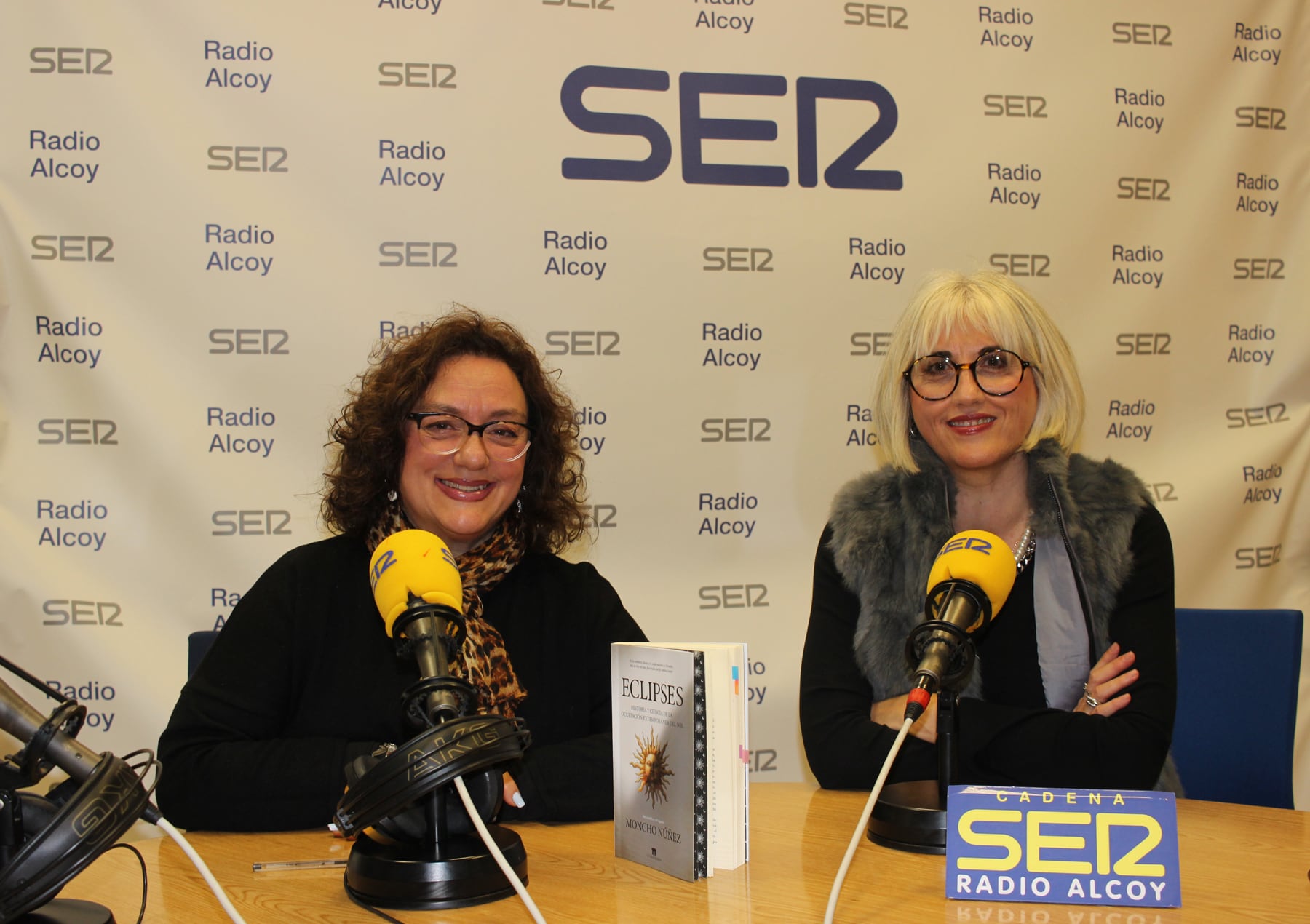 Begoña Doménech y Begoña Beneyto, en el estudio central de Radio Alcoy