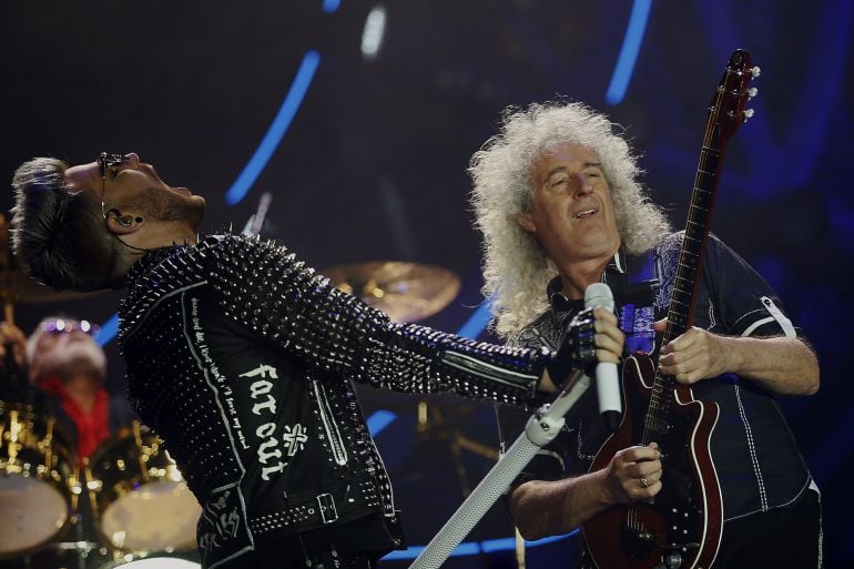 El guitarrista Brian May (d) y el cantante y actor norteamericano Adam Lambert, que actúa como vocalista en sustitución del fallecido Freddie Mercury, durante el concierto del grupo británico Queen que ofreció este domingo en el Palau Sant Jordi de Barcel