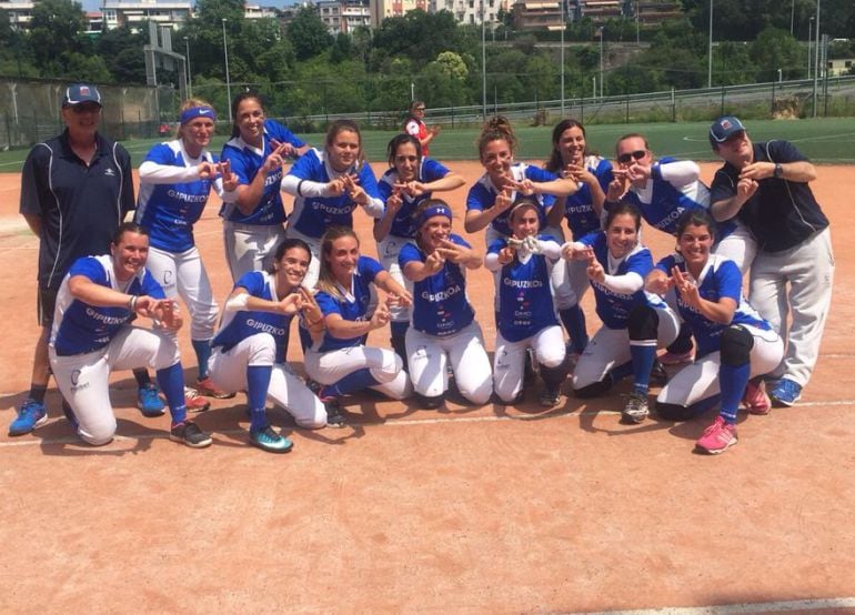 Las chicas del Go Blues celebran su triunfo de Copa