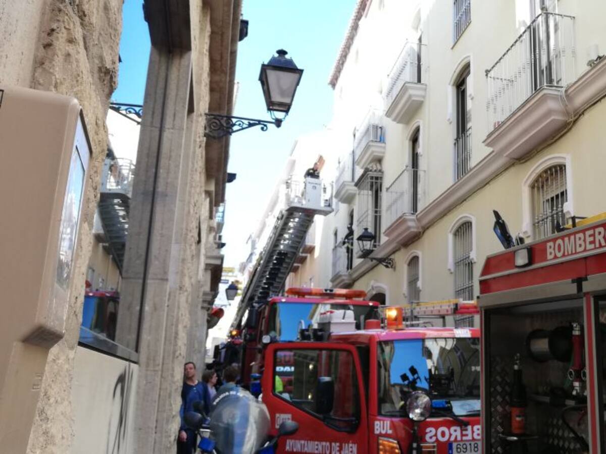 Rescatados por el balcón tras un incendio en un edificio en la capital