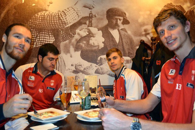 Obra-Tapeando. Alec Brown, Chagoyen, Cárdenas y Pustuvyi