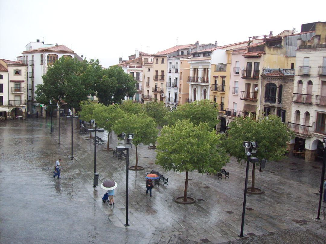 Mañana de paragüas en la ciudad de Plasencia donde se registran más de 30 litros por metro cuadrado, por debajo de Garganta la Olla o Piornal 