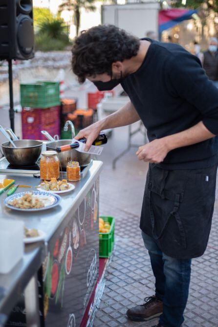 Preparación platos en jornada taronja