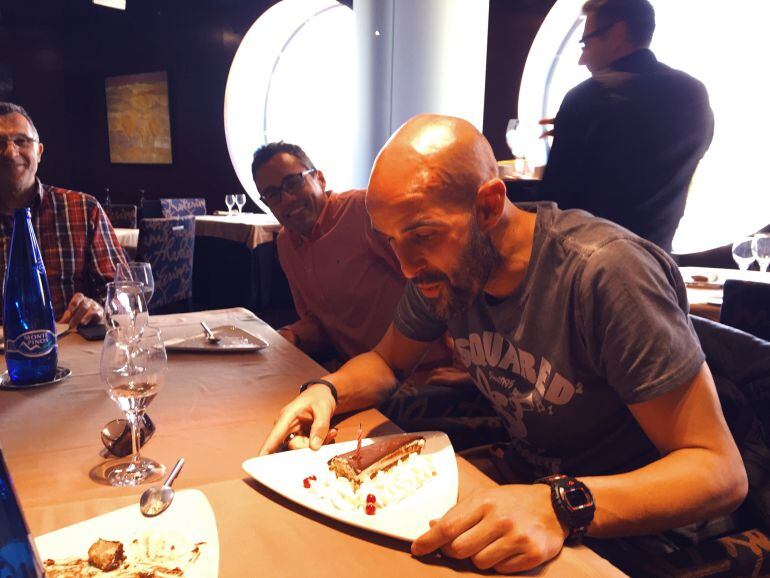 El portero del Hércules, Chema Giménez, soplando la vela de la tarde de su cumpleaños, junto al Sanedrín