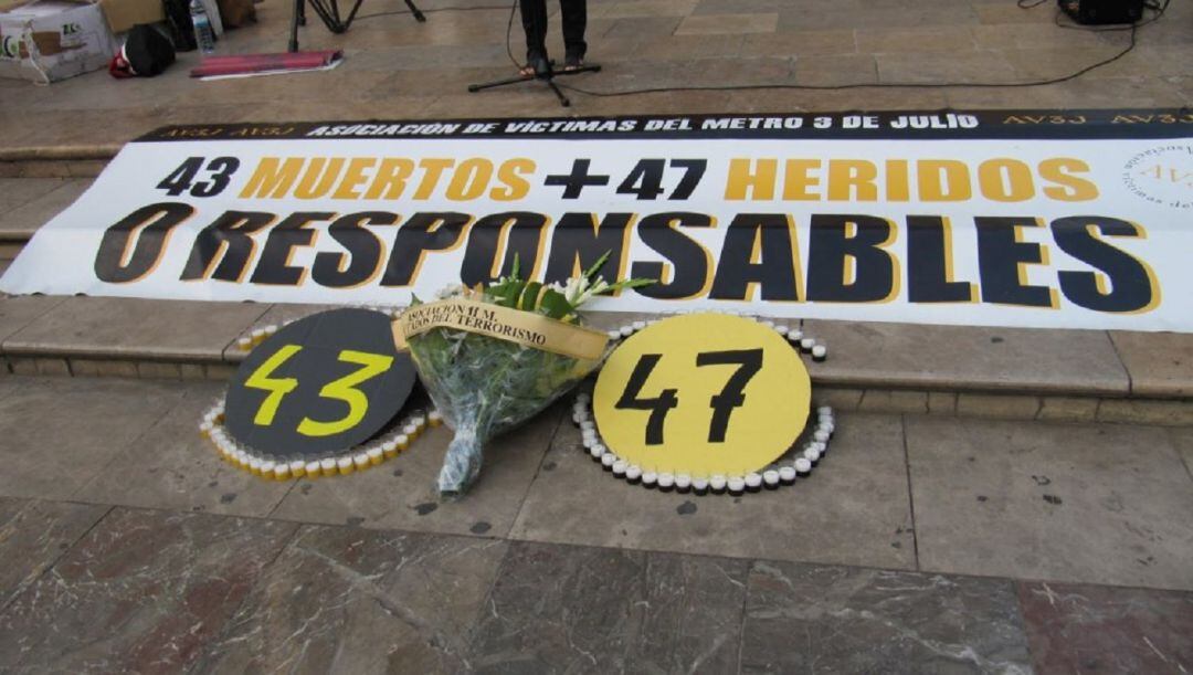 Cartel homenaje a las víctimas por el accidente del metro del 3 de julio de 2006