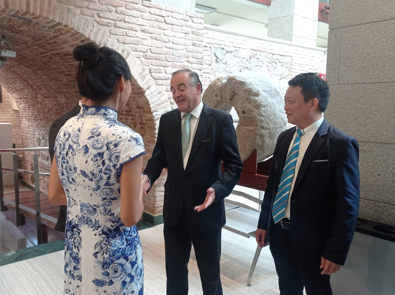 El alcalde de Talavera, José Julián Gregorio, charla con enviados de la delegación china en el Centro Cultural Rafael Morales