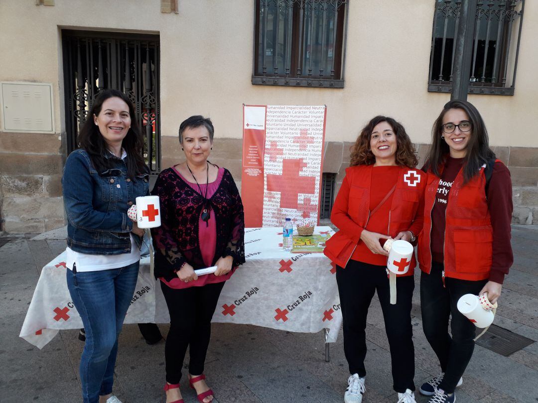 Rosa maría pérez Lorite junto a voluntarias de Cruz Roja en la pasada Fiesta de la Banderita.