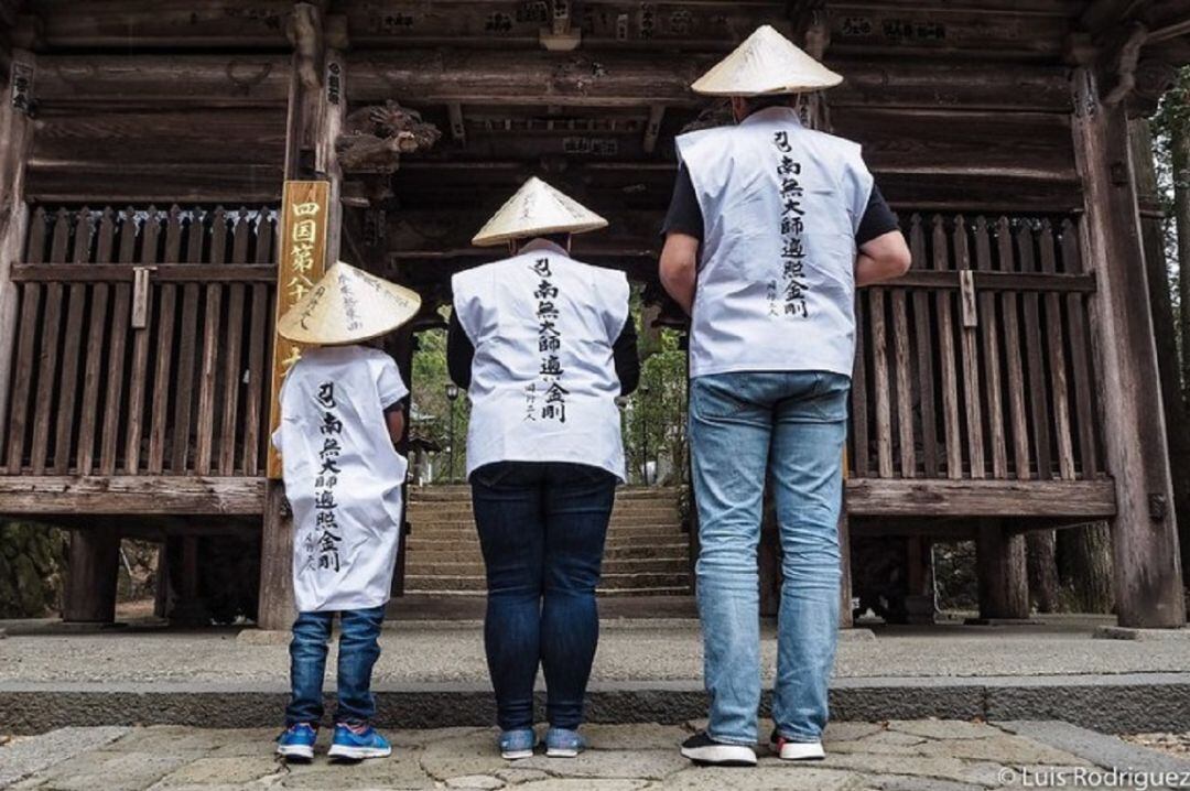 Los responsables de Japonismo, peregrinando.