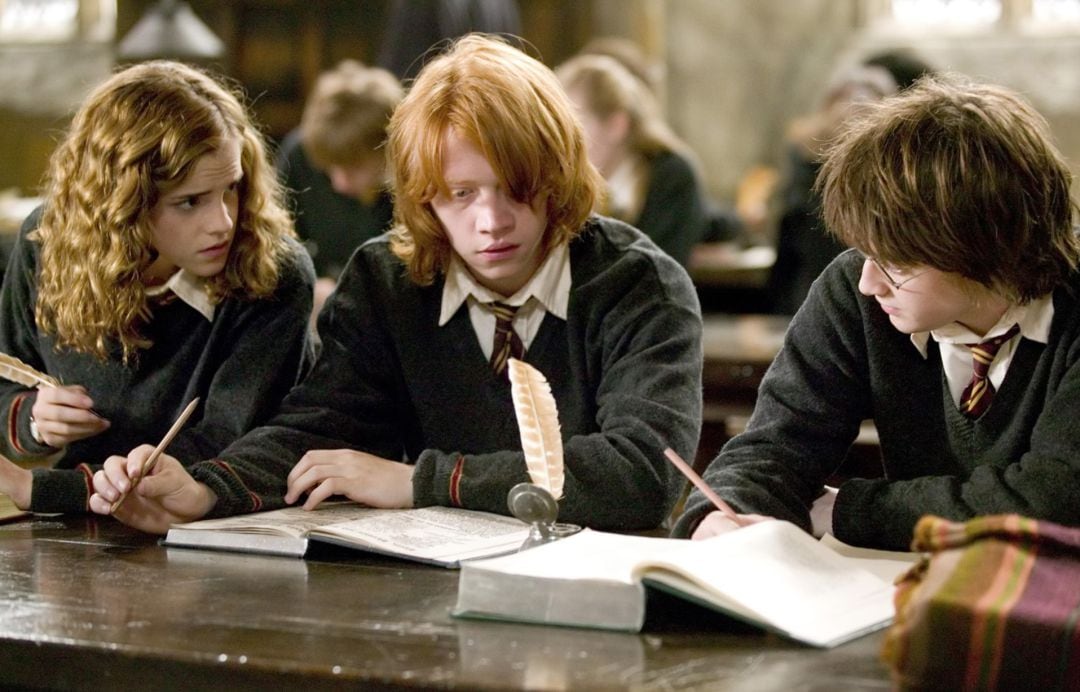 Hermione, Ron y Harry durante una de sus clases.