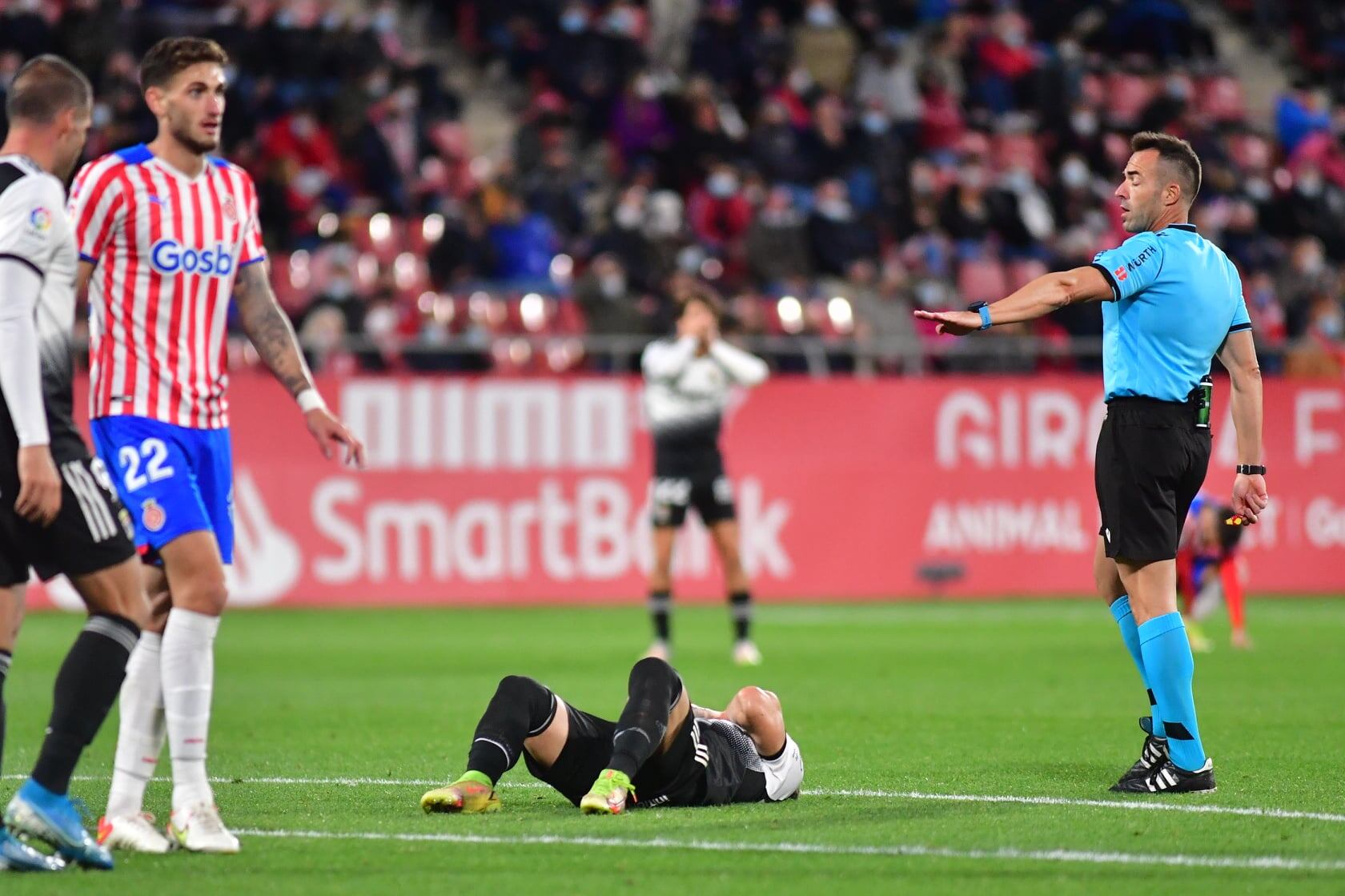 Un jugador albinegro se lamenta durante el partido en Montilivi ante el Girona