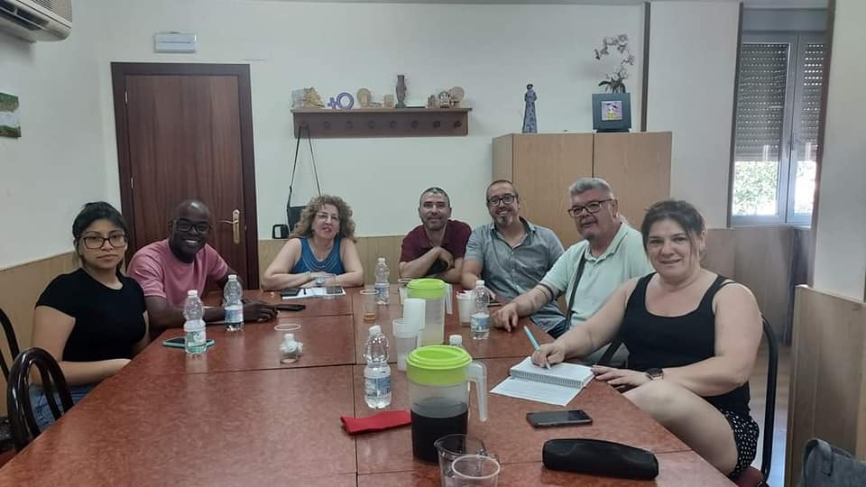 Miembros de la &#039;Mesa por la Convivencia&#039; de Fuenlabrada, junto con el concejal de Participación Ciudadana de la ciudad, Javier Bokesa (segundo por la izquierda)