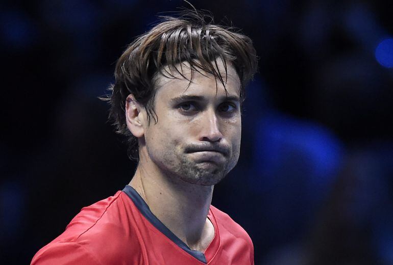 El español David Ferrer se lamenta después de perder ante el suizo Stanislas Wawrinka.