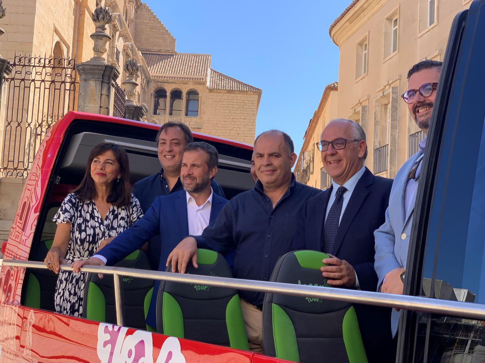 El gerente de Lagarto Tours, Fulgencio Meseguer (tercero por la izqda), junto a diferentes autoridades locales y provinciales.