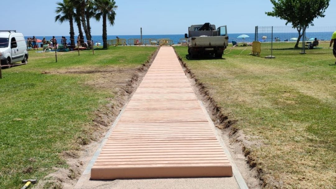 Instalación pasarelas playa Amplàries de Oropesa