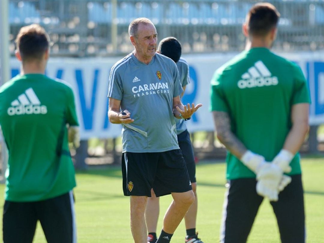 Víctor Fernández al frente de un entrenamiento en la Ciudad Deportiva