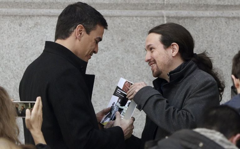  El líder de Podemos, Pablo Iglesias, obsequia al secretario general del PSOE, Pedro Sánchez, con el libro &quot;Historia del Baloncesto de España&quot; 