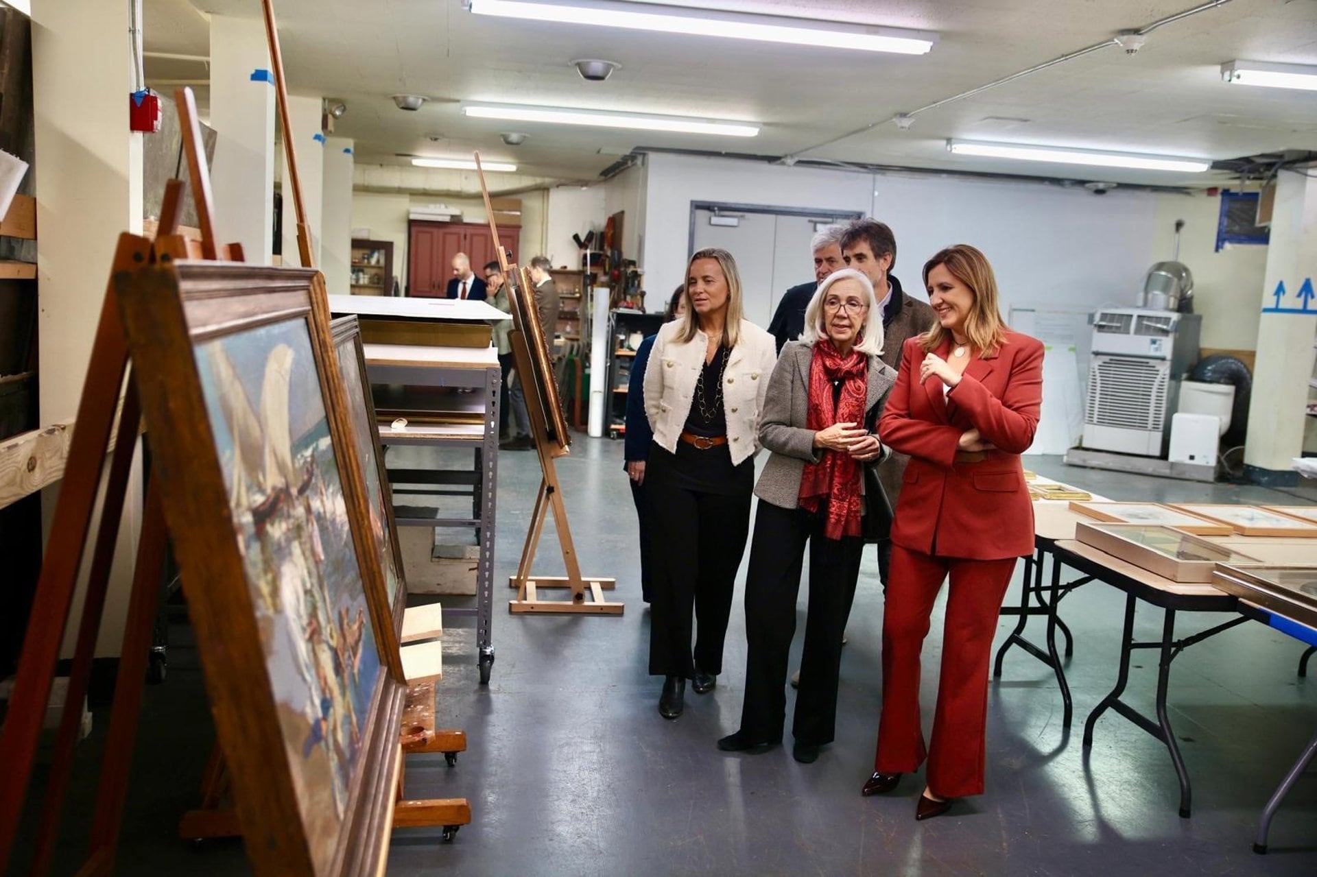 Imagen de archivo de María José Catalá y Blanca Pons Sorolla supervisando las obras de Sorolla que vendrán a la Hispanic en València