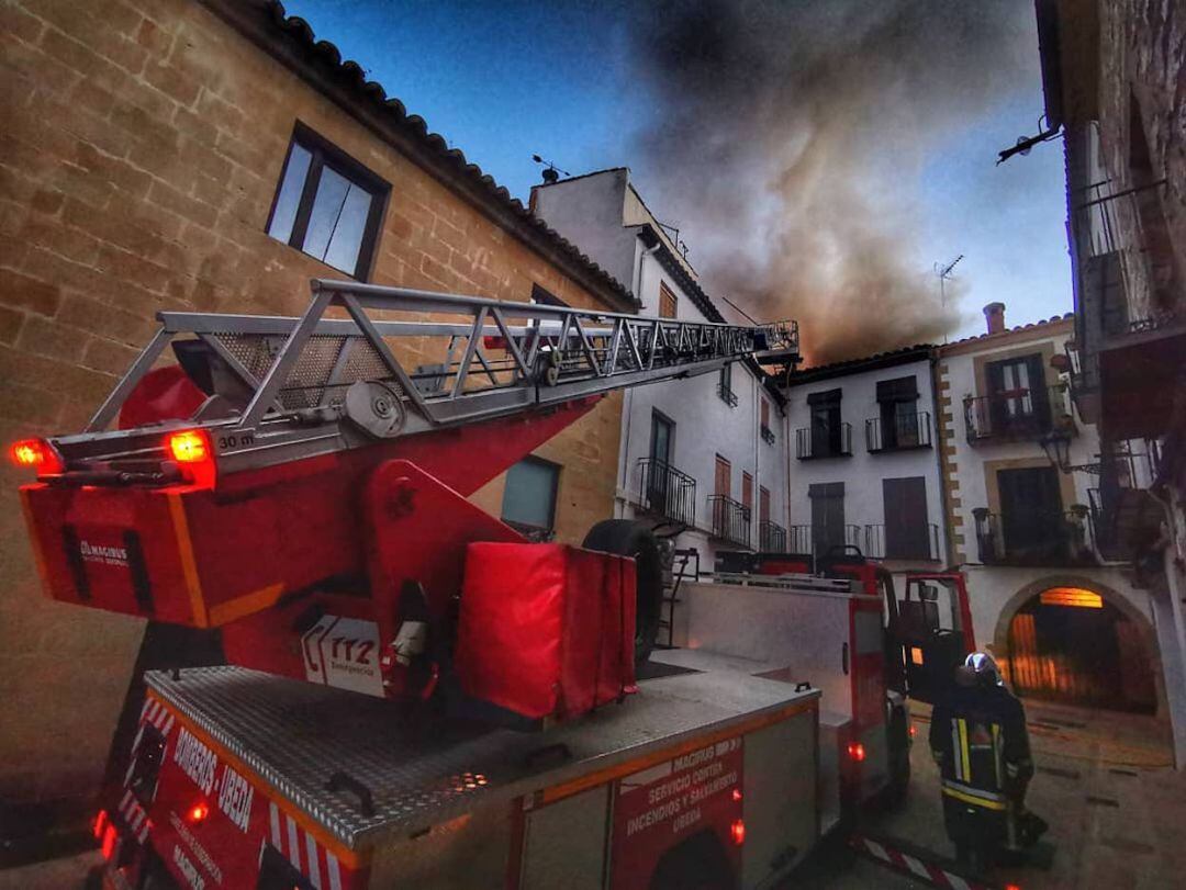 Los bomberos de Úbeda sofocando las llamas en el tejado de una vivienda en el centro de Baeza