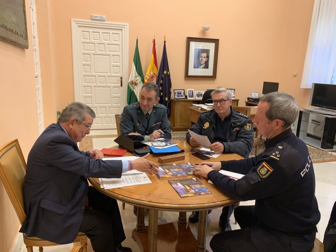 El Subdelegado del Gobierno en Sevilla en la reunión junto a responsables de la Guardia Civil y la Policía Nacional planificando el operativo de Navidad en las zonas comerciales y de ocio