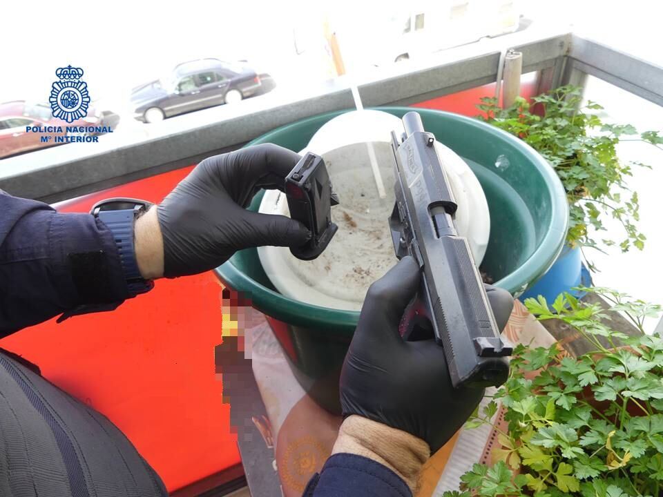 La Policía Nacional interviene una pistola de aire comprimido después de recibir el aviso de la existencia de posibles disparos desde una terraza