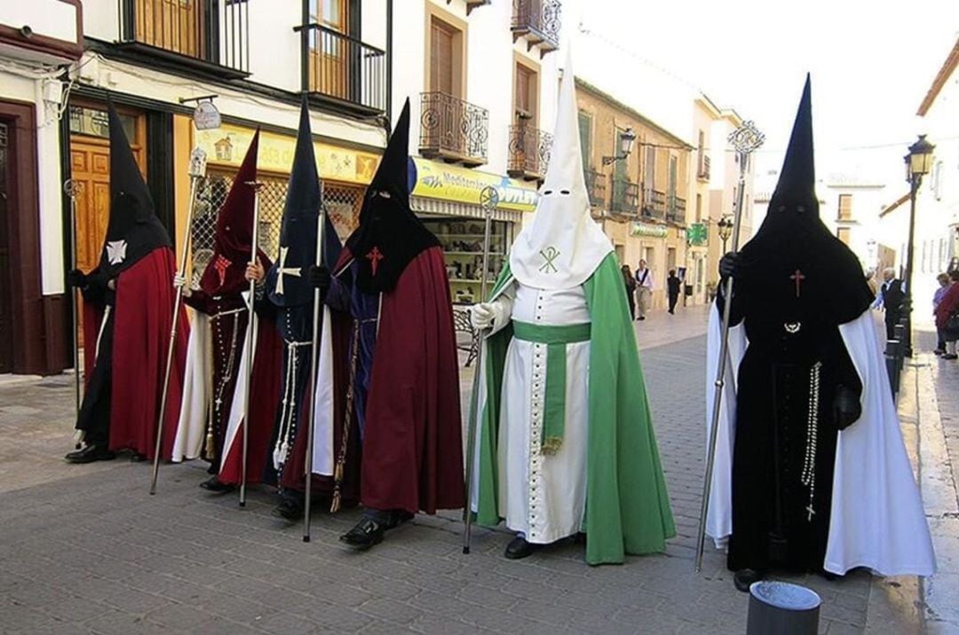 Representantes de las cofradías del municipio en procesión