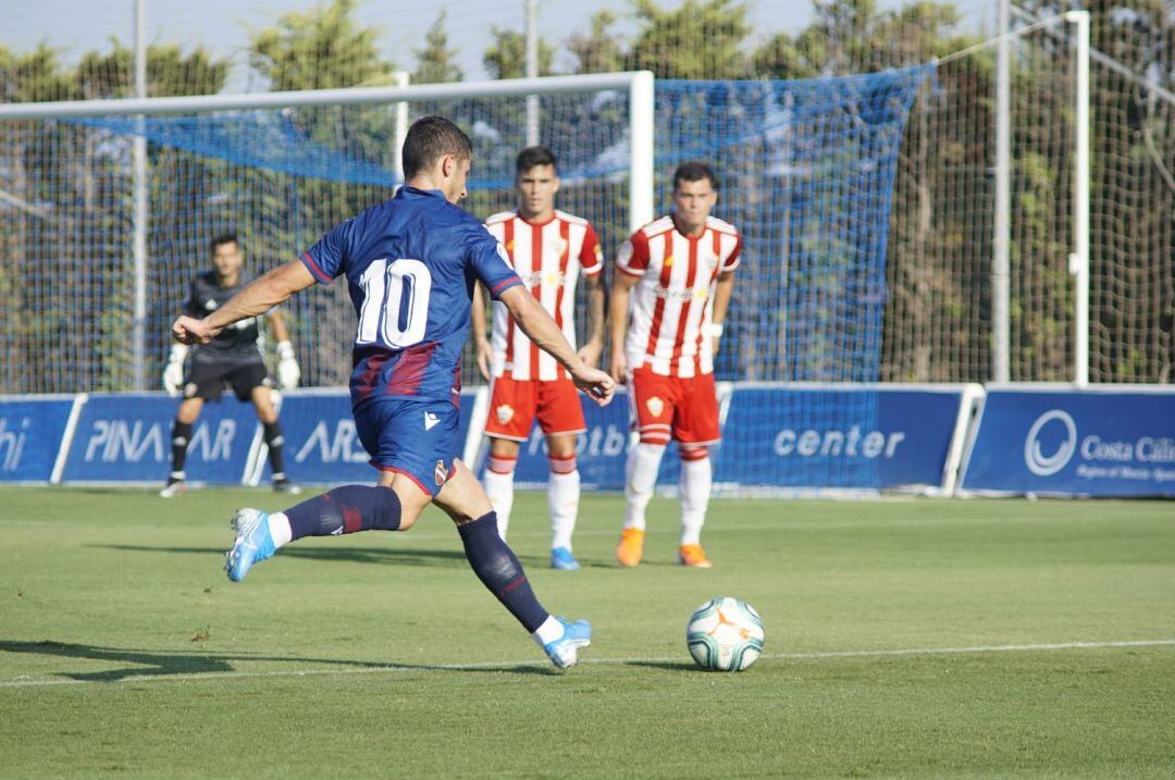 Simón Moreno y Yanis Rahmani tapando un lanzamiento de falta.