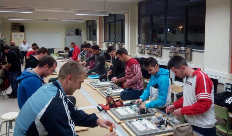 Alumnos de un taller de Instalaciones Electrotécnicas