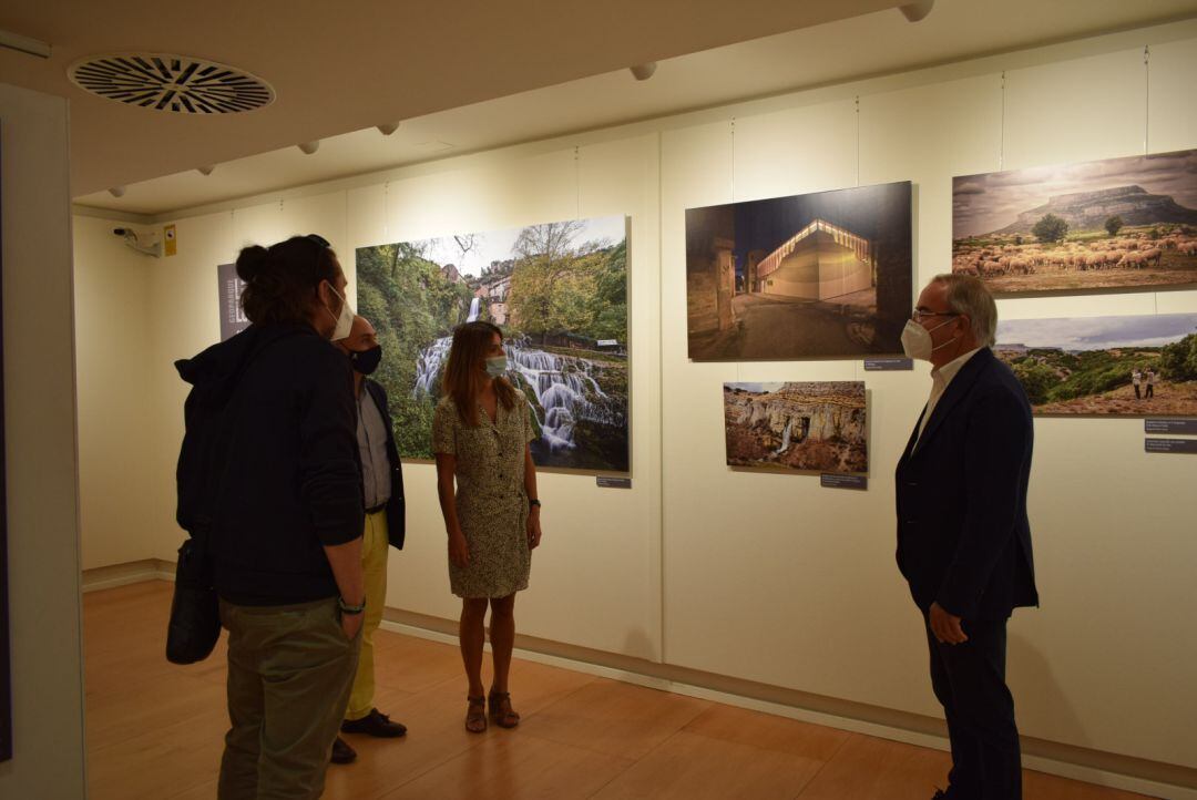 De izq a dcha, José Ángel Sánchez, director científico del Geoparque  Las Loras y comisario de la exposición, Emilio Berzosa, concejal de Cultura de Aranda,  Piluca Gil, directora general de la Fundación VIII Centenario de la Catedral. Burgos 2021; y Ángel Carretón, alcalde de Villadiego y representante de la Diputación Provincial.