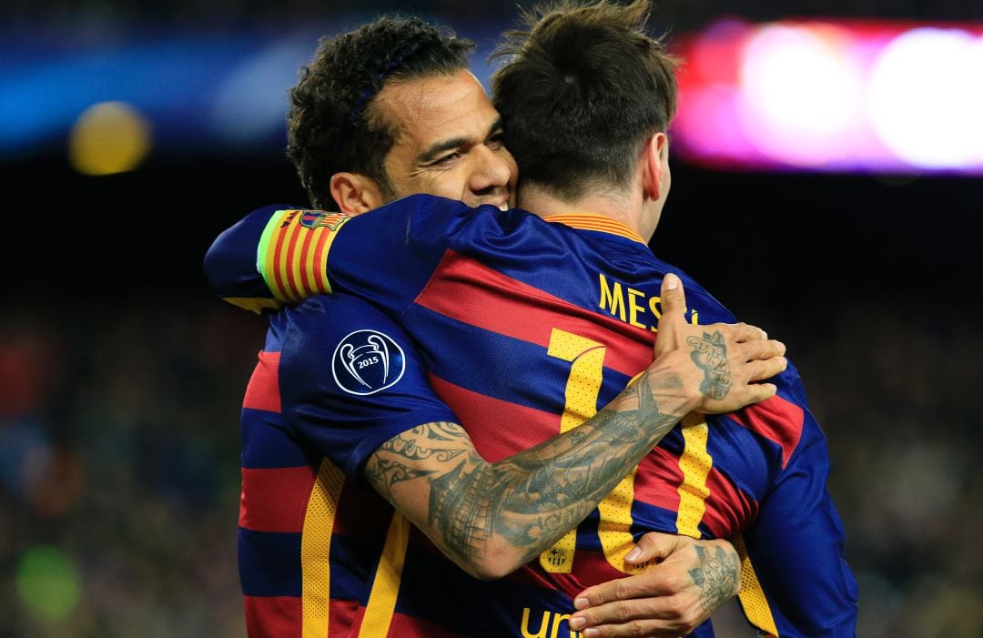 Dani Alves y Leo Messi abrazándose durante un partido con el Barça