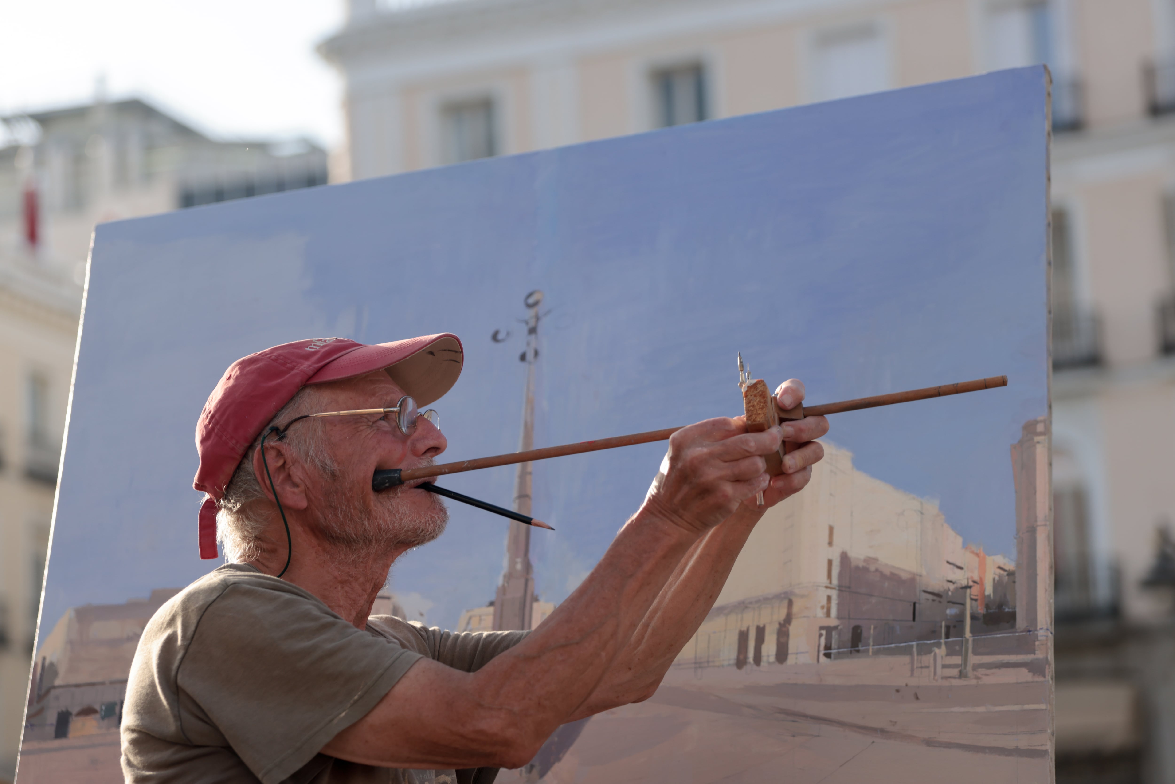 Antonio López pintando en la Puerta del Sol en Madrid