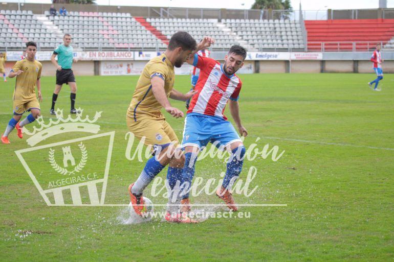 Tano pelea un balón ante un contrario.
