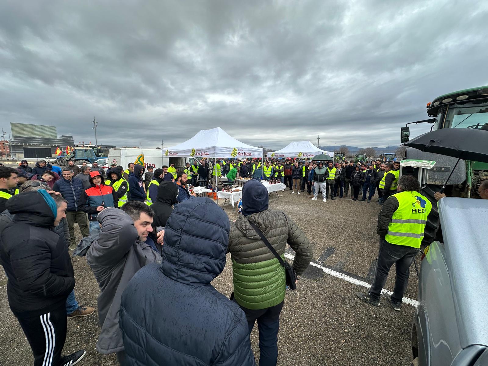 Concentración Plataforma HEGA en el Palacio de Congresos de Huesca